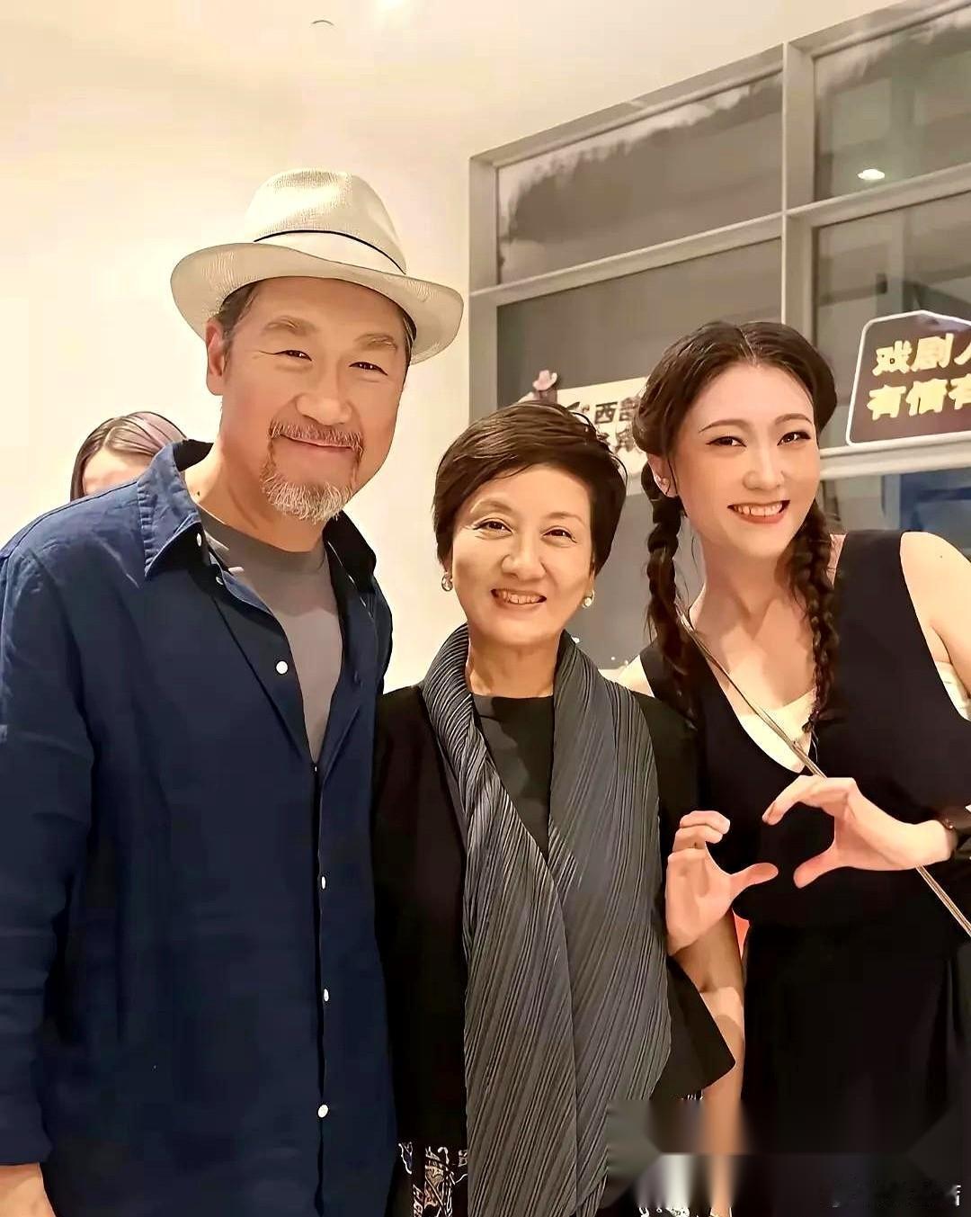冯小刚和张国立，俩大导演，前后脚都抱养了个女儿，结果一个天上，一个地下。张国立