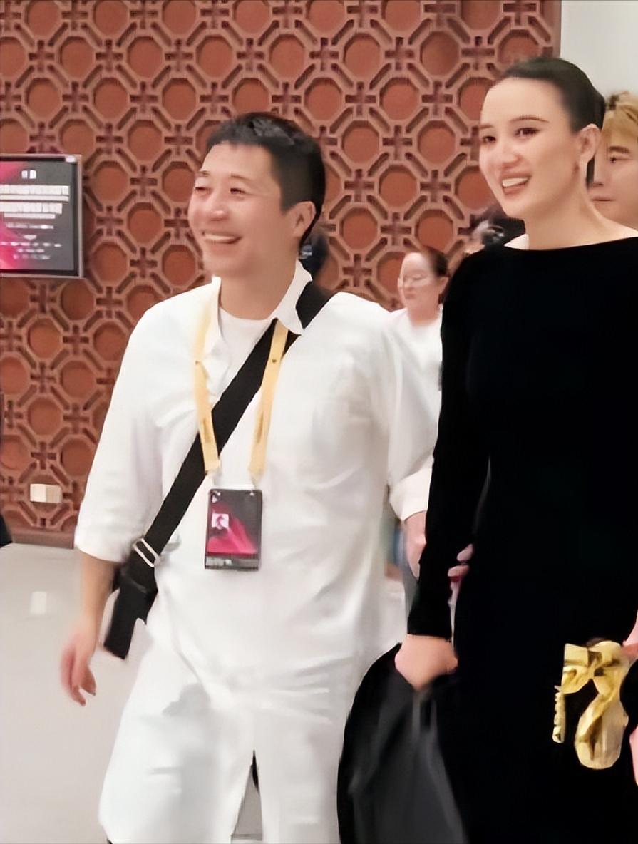 演员宋佳这几年真是风光无限，婚后每次领奖都能看到她和丈夫王伟并肩离开会场的画面。