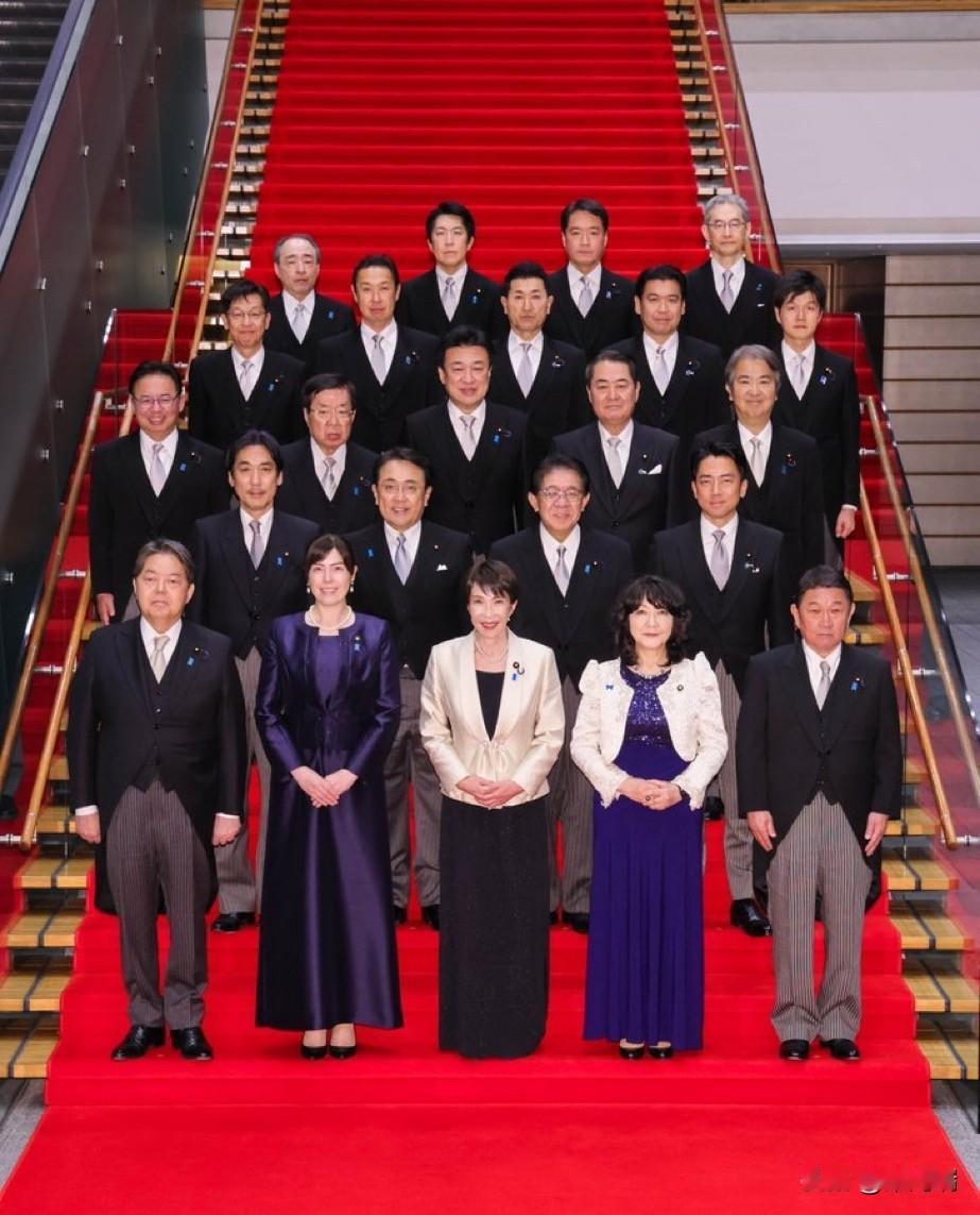 当地时间2月18日晚间，日本首相任命和内阁大臣认证仪式在日本皇宫举行，第二届高市