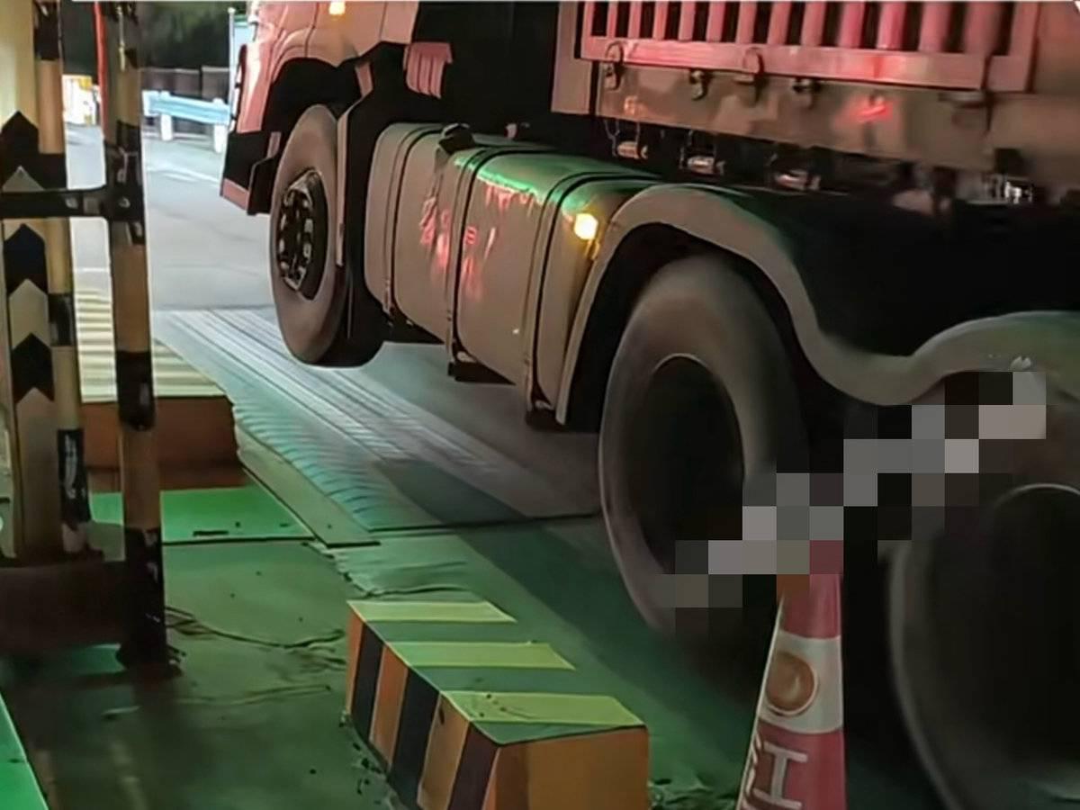 货车耍聪明，跳磅还有黑科技，谁懂是咋操作的？近日，有网友晒出视频，在江西某收