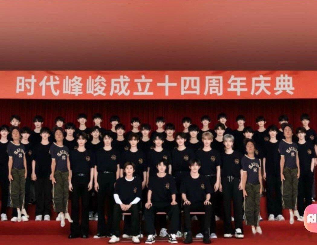 有个人这种场合还睡觉啊