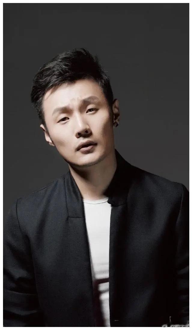 1.单依纯的粉丝也是很疯狂了，她们报复式地挖李荣浩的黑料，甚至开始质疑对方的性取