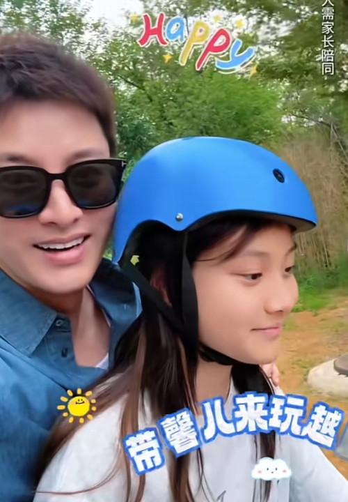 贾乃亮和李小璐再次同框，陪着女儿甜馨共度六一儿童节，杜华也在其中！在李小璐晒