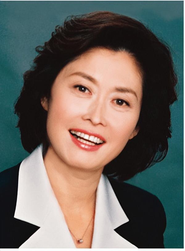 敬一丹走了，享年71岁。讣告里那句“从夏至到白露”，我读了两遍。6月在哈尔滨突然
