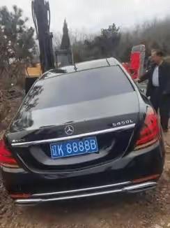 辽宁惊现最奢华陪葬！网友爆料，疑似某地一位有钱人离世，家人竟用一辆崭新的奔驰S4