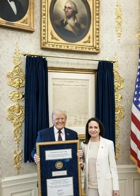 记者：你为什么想要别人的诺贝尔奖？阿美：这是他赠与我的，我觉得这很好啊。记者