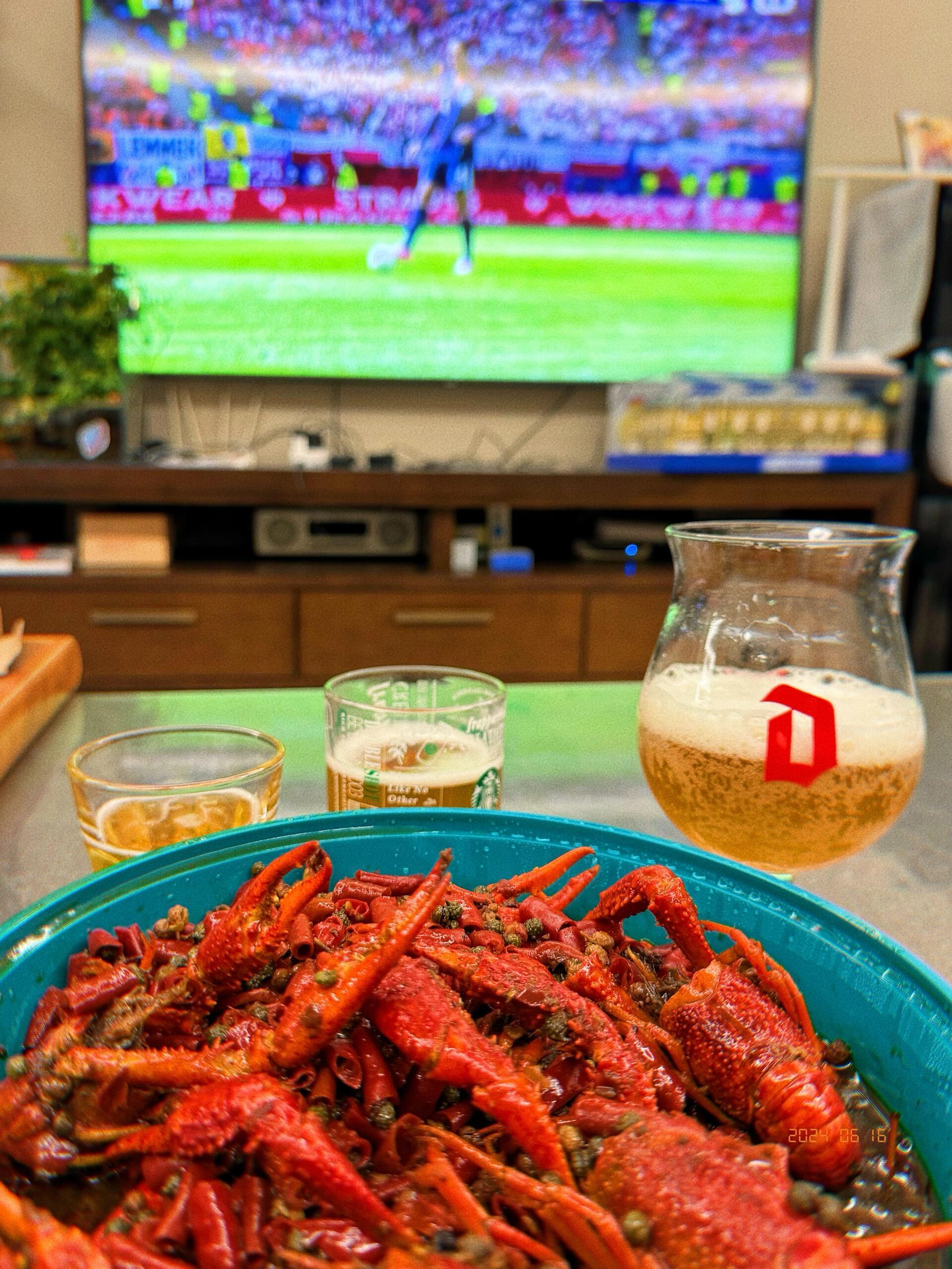 提前半小时布置好：冰啤酒冰进冷冻层，卤味毛豆摆上桌，沙发挪出正对电视的C位，手机