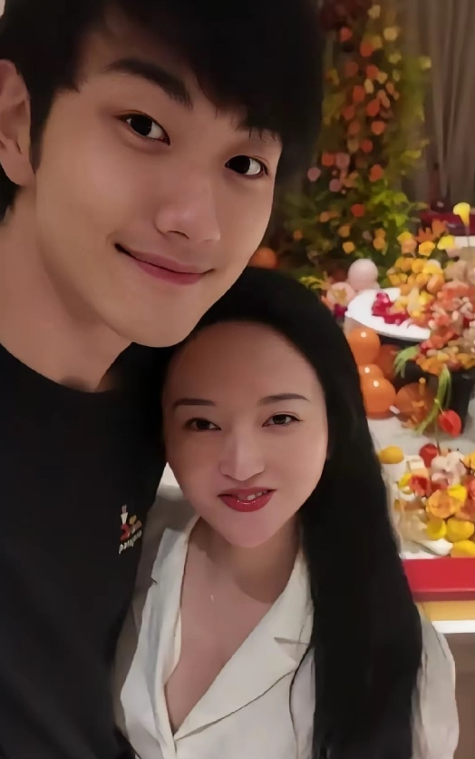 金莎为小男友庆生，在镜头前大秀恩爱，美颜似乎开的很大，一下子年轻了二十岁