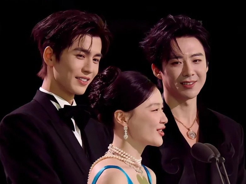 啊啊啊啊啊这个眼神！我要疯了啥时候能看我？？？请问了