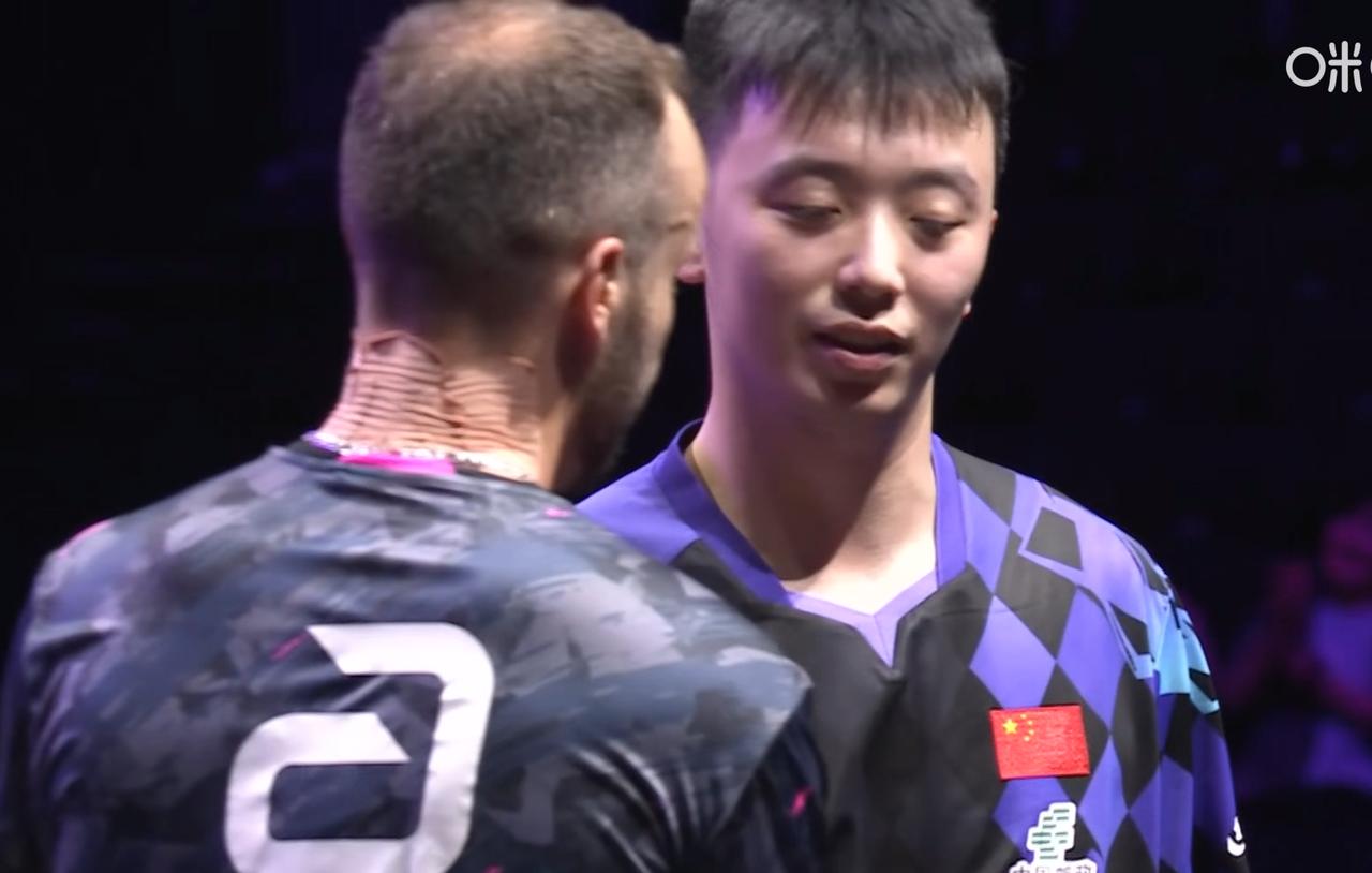 陈垣宇3:0拿下高茨，两人握手的时候，大家看到陈垣宇的表情了吗？这家伙在偷笑，