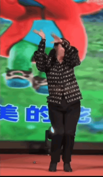 百亿富婆龙丹妮在年会上出尽洋相，几万的香奈儿衣服被她穿成保洁工作服，不敢相信这是