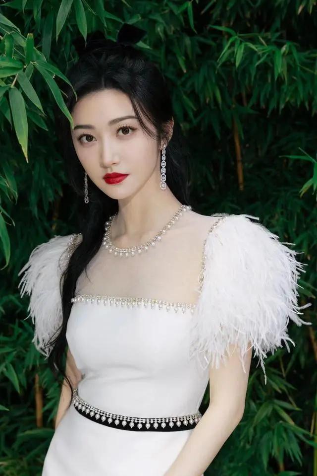早期景甜的颜值什么水平?早期景甜底子是顶级的，但是气质妆造没踩对点跟现在司