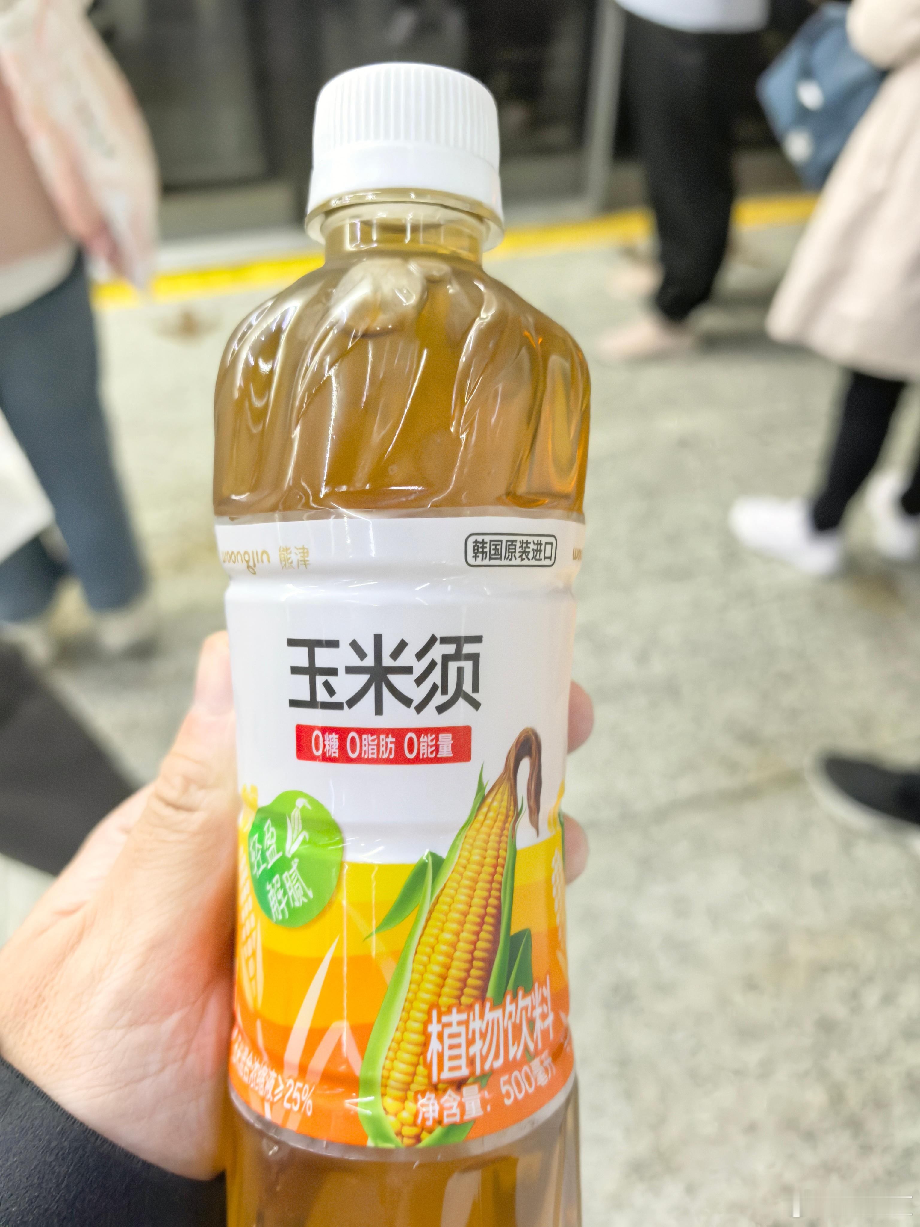 忙了一天,在地铁站突然渴了。可乐会胖,乌龙茶怕睡不着,最后在自动售卖机里选择了植