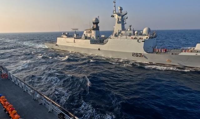 美伊打得昏天黑地，全世界都盯着航母导弹，没人注意一艘4000吨中国护卫舰在霍尔木