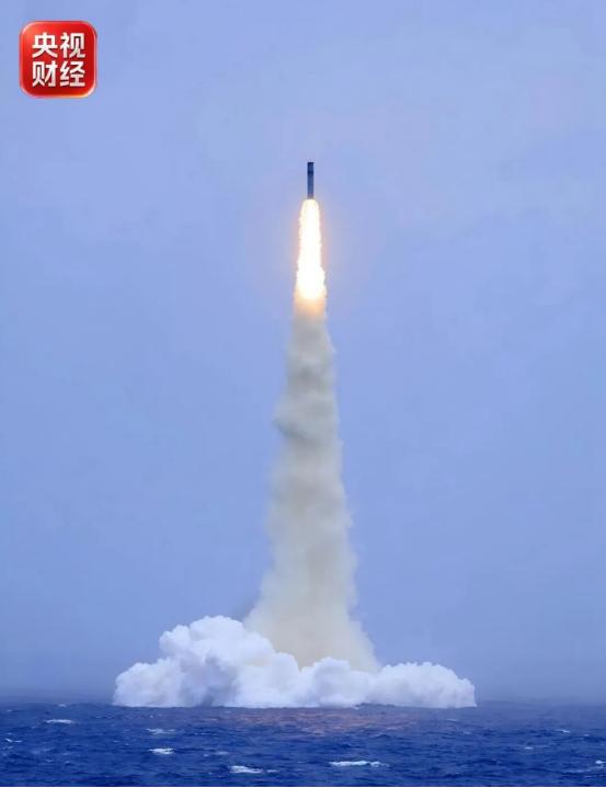 俄媒高度肯定，中国创历史性突破！昨天中午，中国海军一艘战略核潜艇成功发射了一