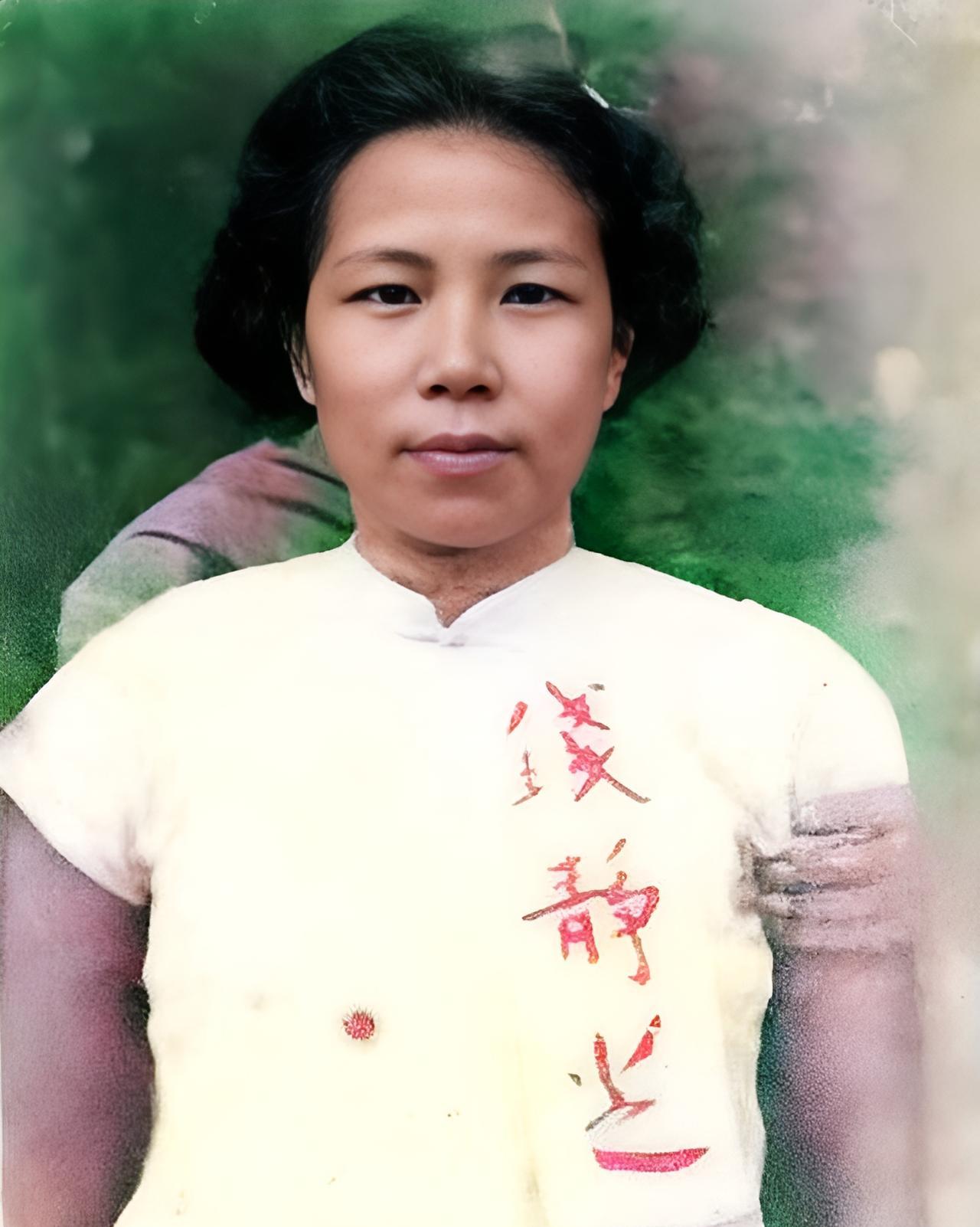 这是1950年10月11日钱静芝在台北马场町刑场英勇就义。钱静芝牺牲时，年仅32