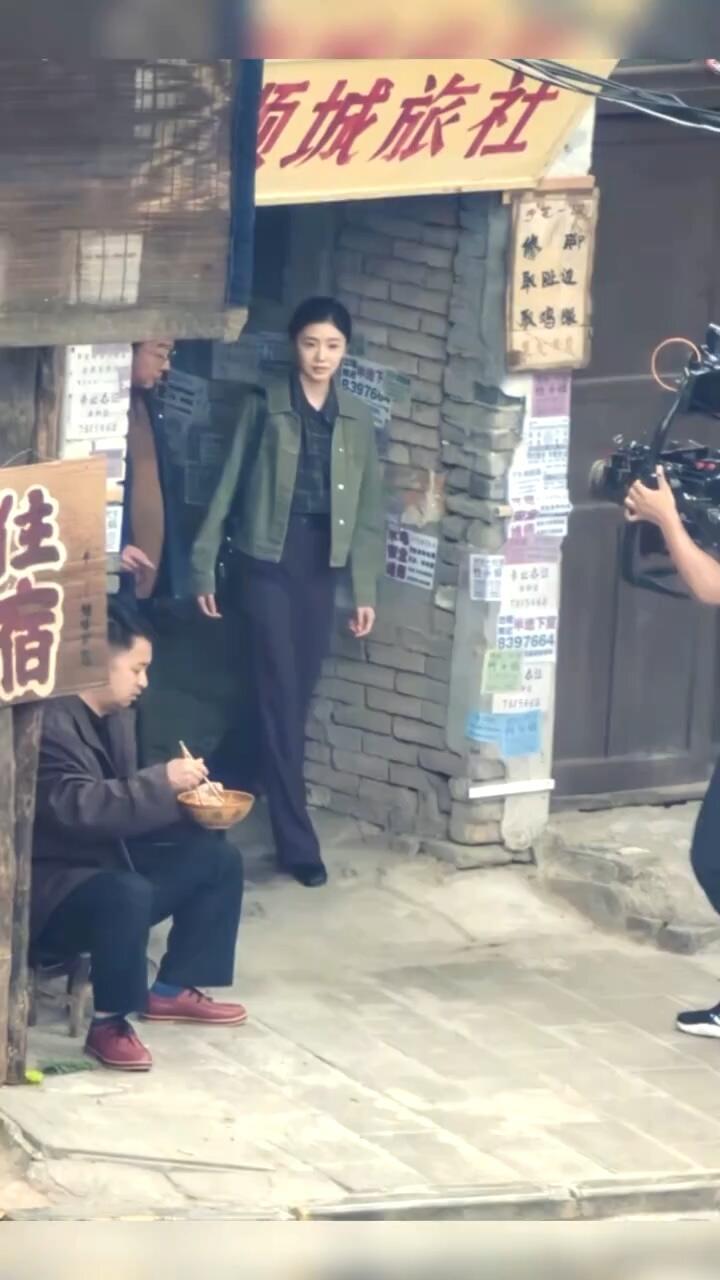 刘浩存的逆天身材比例这么土的衣服，穿在刘浩存身上，立马从底层唱戏的变成小资女了，