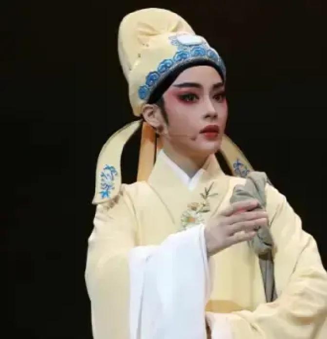 4亿遗产花剩15亿，他仍挤公交香港人都知道邓兆尊。父亲一句把钱花光，