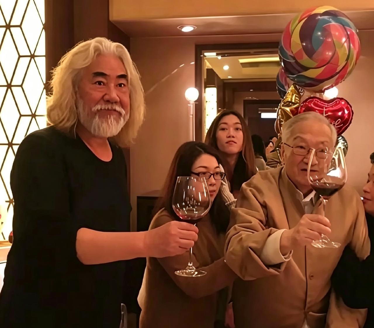 翻到张纪中和金庸的旧照。那会儿金庸92岁大寿，老张大老远从内地赶去香港祝寿。两人
