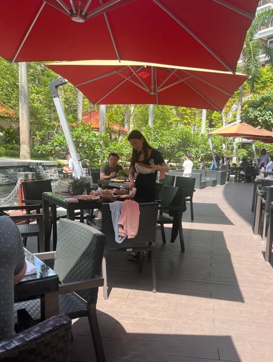 网友酒店吃早餐偶遇方媛。方媛跟妈妈带着两个女儿，穿着凉拖的方媛松弛感拉...