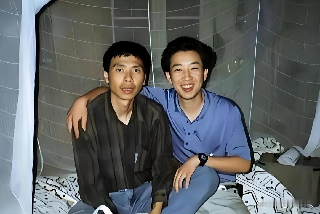 90年代初，冯小刚和王朔坐在挂蚊帐的老式床上，一张温馨的合影。两个人事业属于刚起