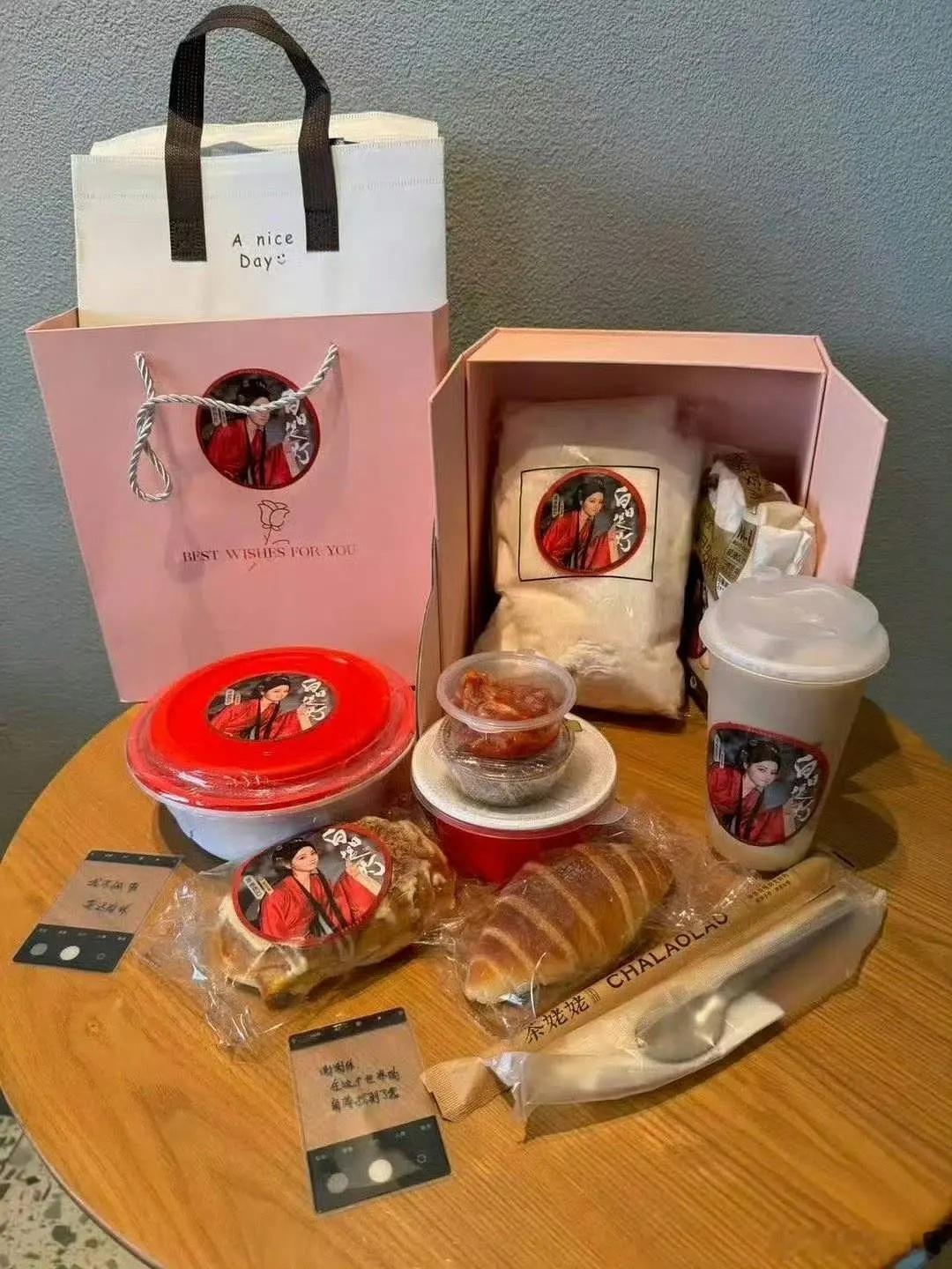 迪丽热巴粉丝逆应援，单人份大概300元，现在拉过去4大车了一人份=参鸡汤套餐+奶