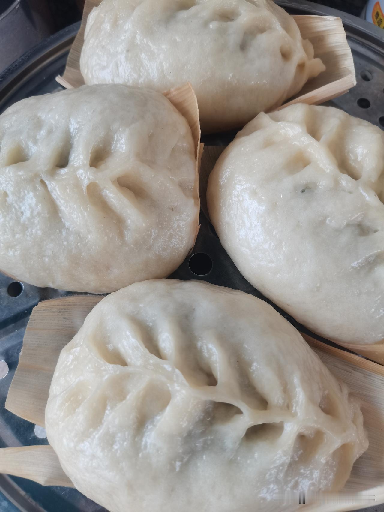 第一次这样蒸包子。以前，我都是蒸满满一大锅包子，然后冻起来慢慢吃。可是，重新