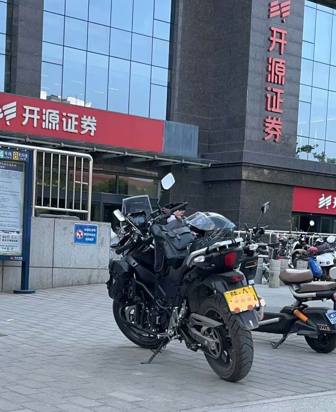 不带三箱的ADV都是狠人，摩友这样评价ADV车主。碰巧了，我也是不带边箱，当街车