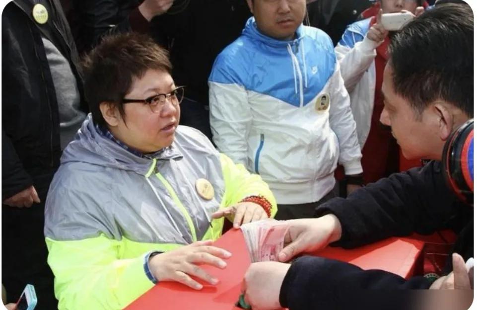 韩红基金会6000万采购救护车这事，网上吵翻了。款项打给上海均奕公司，可这家公