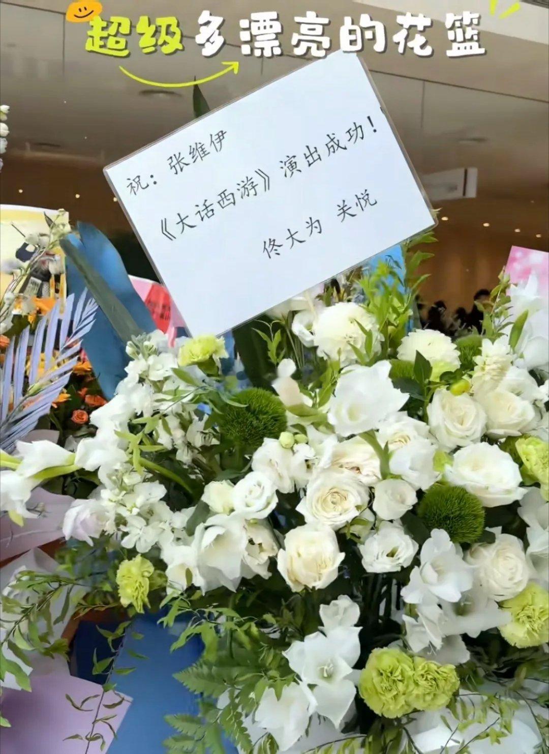 佟大为老婆带二女儿去看话剧，16岁佟知玲长相秀气，披着一头乌黑长发非常淑女范，细