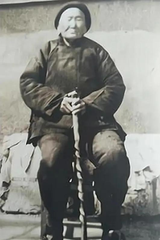 1941年，一位老妇人请“汉奸”侄子吃饭，突然压低声音道“孩子，给我弄300发子