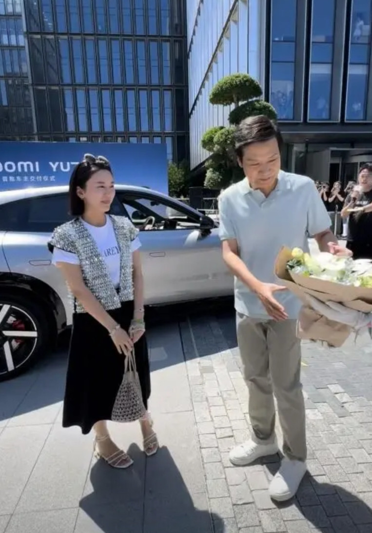 黑裙显瘦吗？在线等！小米活动现场种草了陪男友看YU7，被这位车主姐姐圈粉！求