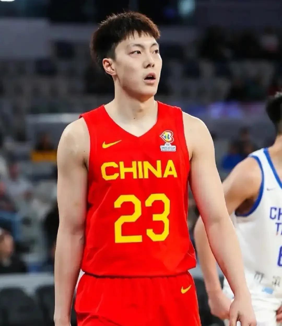 郭士强让胡明轩打一号位，证明中国男篮已经无药可救了！胡明轩是打后卫的球员吗？中国