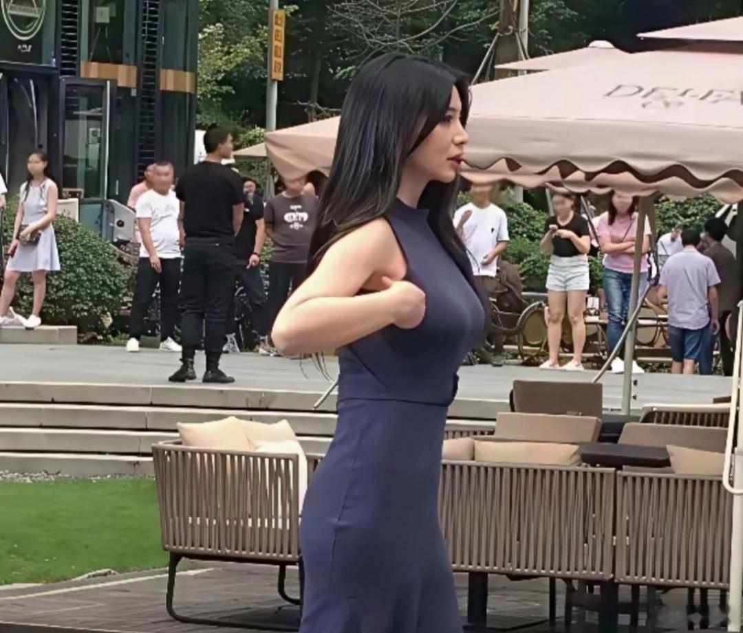柳岩的年龄感上来了状态终于松弛了。