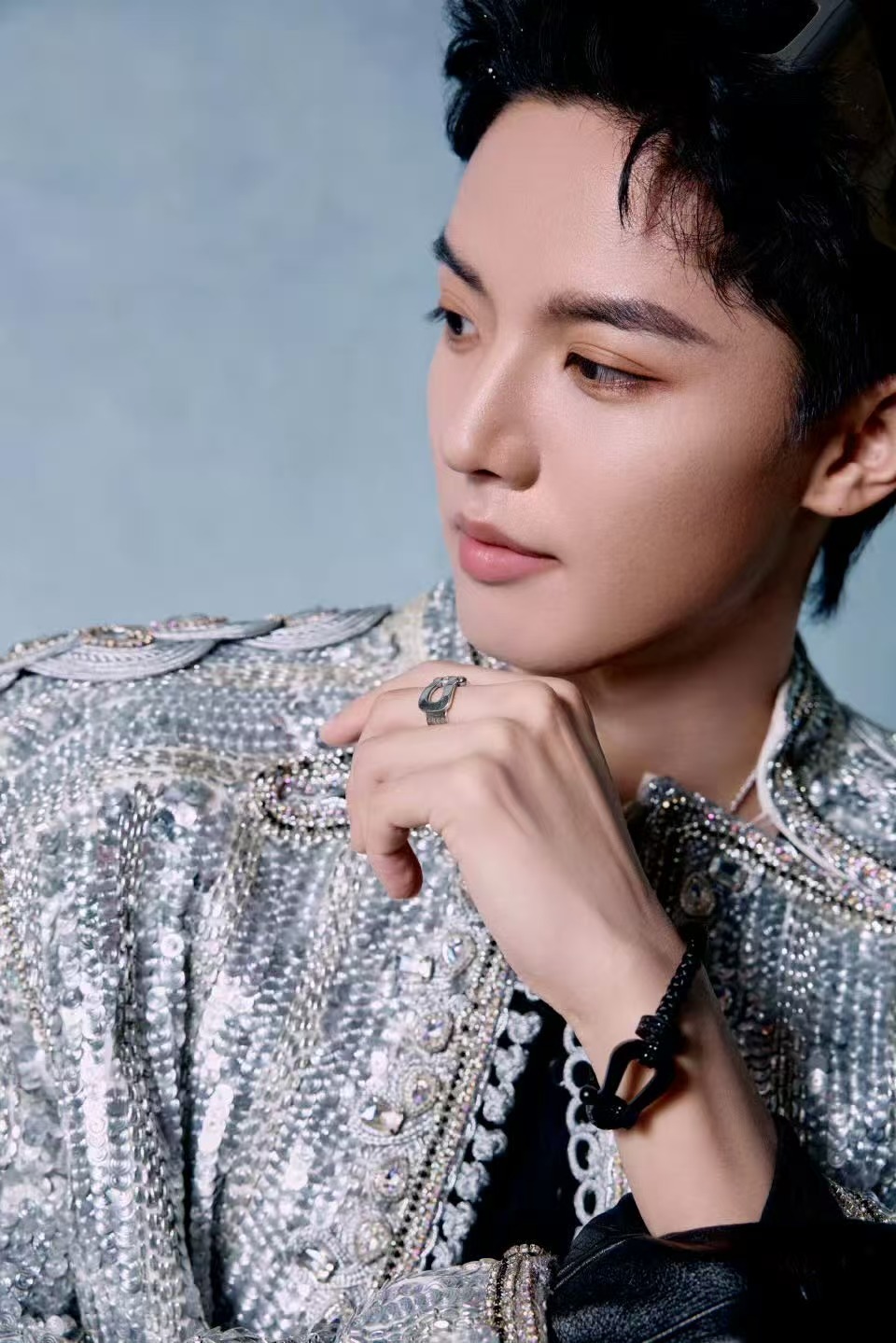 时尚32周年时尚之夜时尚灵感解读周峻纬时尚之夜，银闪外套搭复古红电视道具，酷感