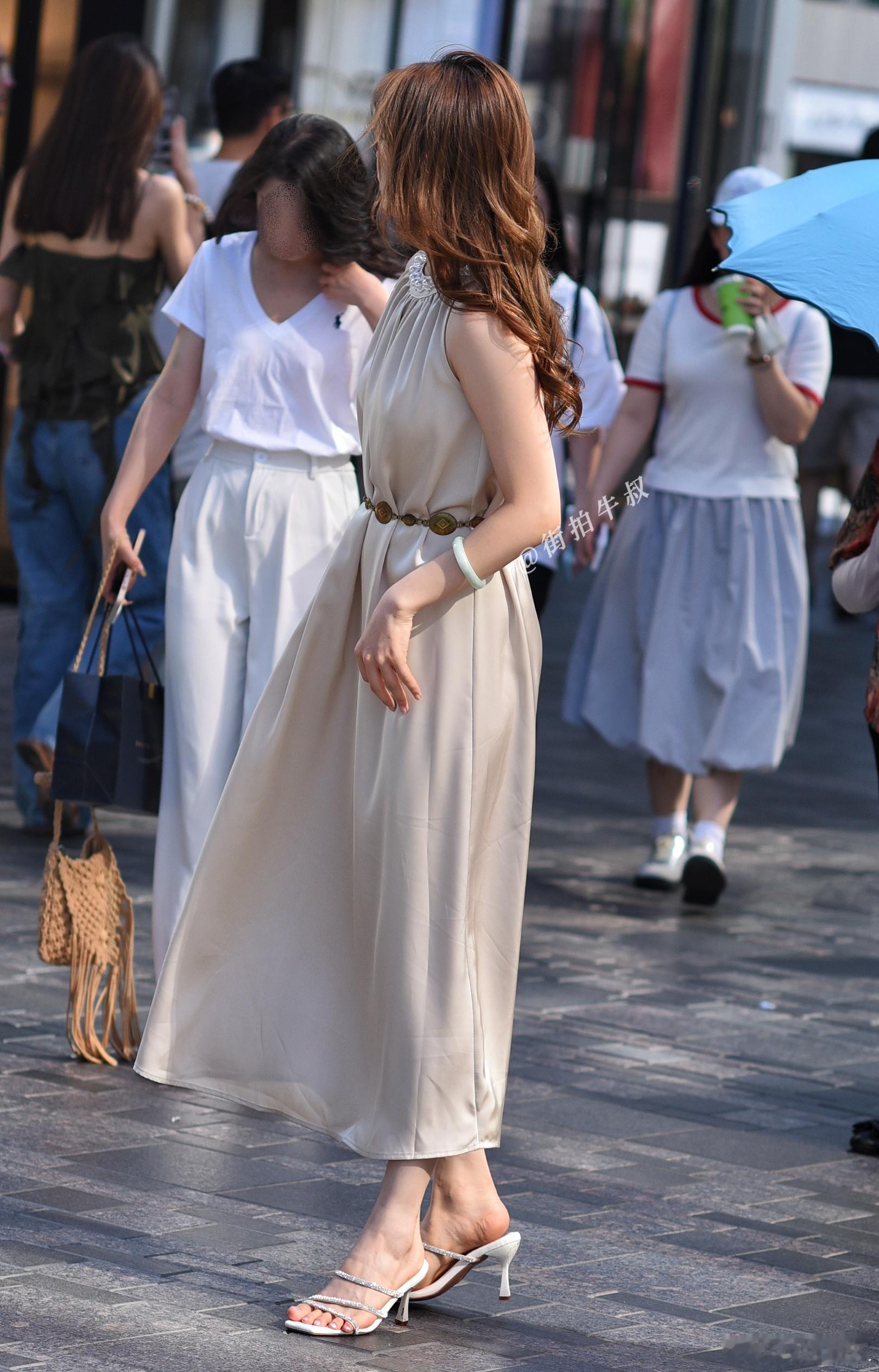 优雅的挂脖珍珠连衣裙