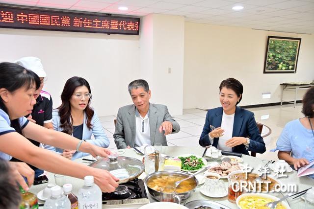 南投县长许淑华热情接待郑丽文的表现就是卢秀燕与柯志恩的照妖镜日前,刚当选未上