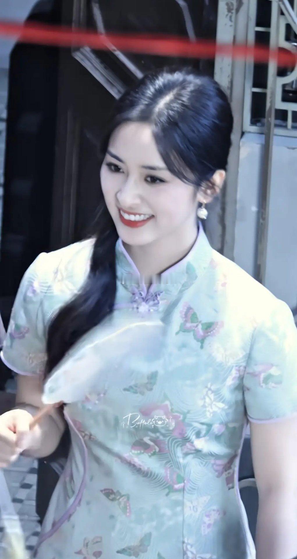 沈月的旗袍路透真的绝！温婉气质和旗袍太搭了，模糊滤镜都挡不住那份灵动柔美，眉眼间
