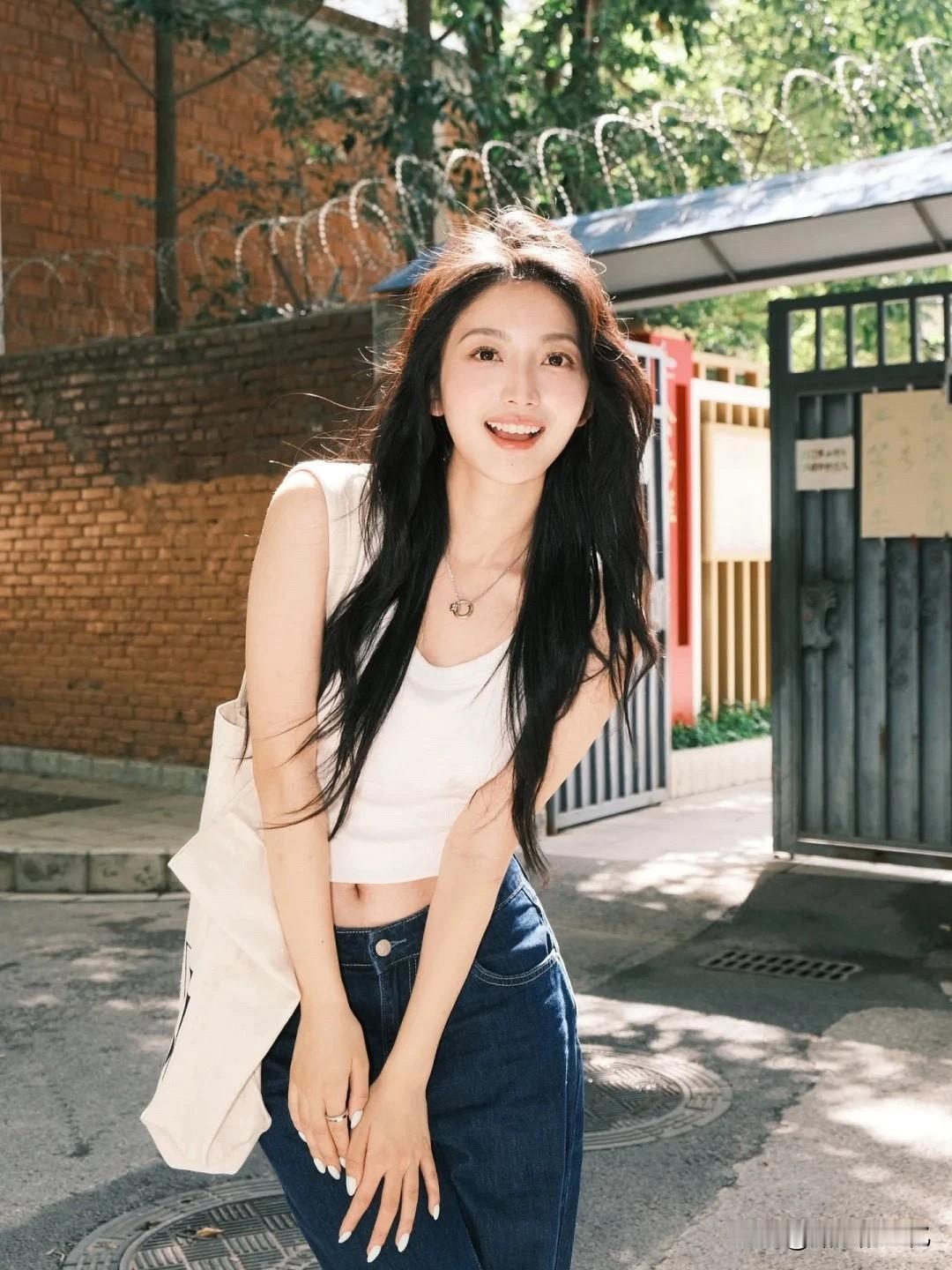 牛仔裤上镜秘籍：9个傻瓜式pose，3秒摆好，腿长腰细直接出片！[比心][比心]