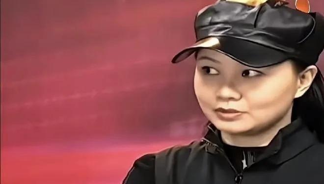 台上那个叫“梅兰”的主持人，模样端庄，台风亮眼。刘欢父母坐在台下，越看越喜欢，夸