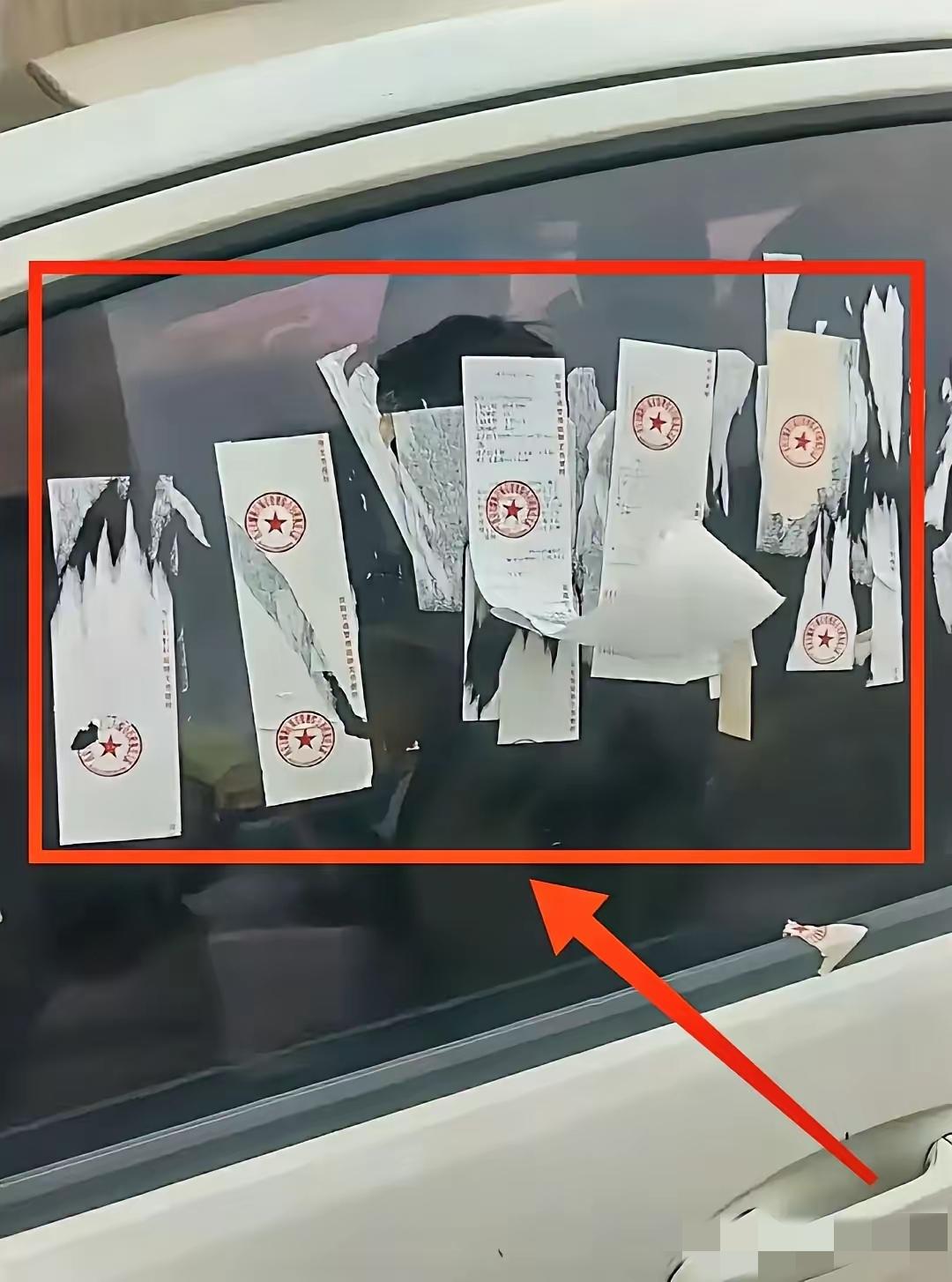 给你说西安人犟你还不信！这不一车主跟交警还杠了起来！一个就是不挪车，一个就天