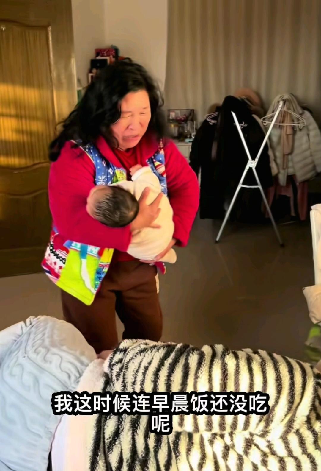 生个孩子吧，生了我给嫩管。好的，生了，儿子儿媳全不管孩子，孩子全交给奶奶管。这