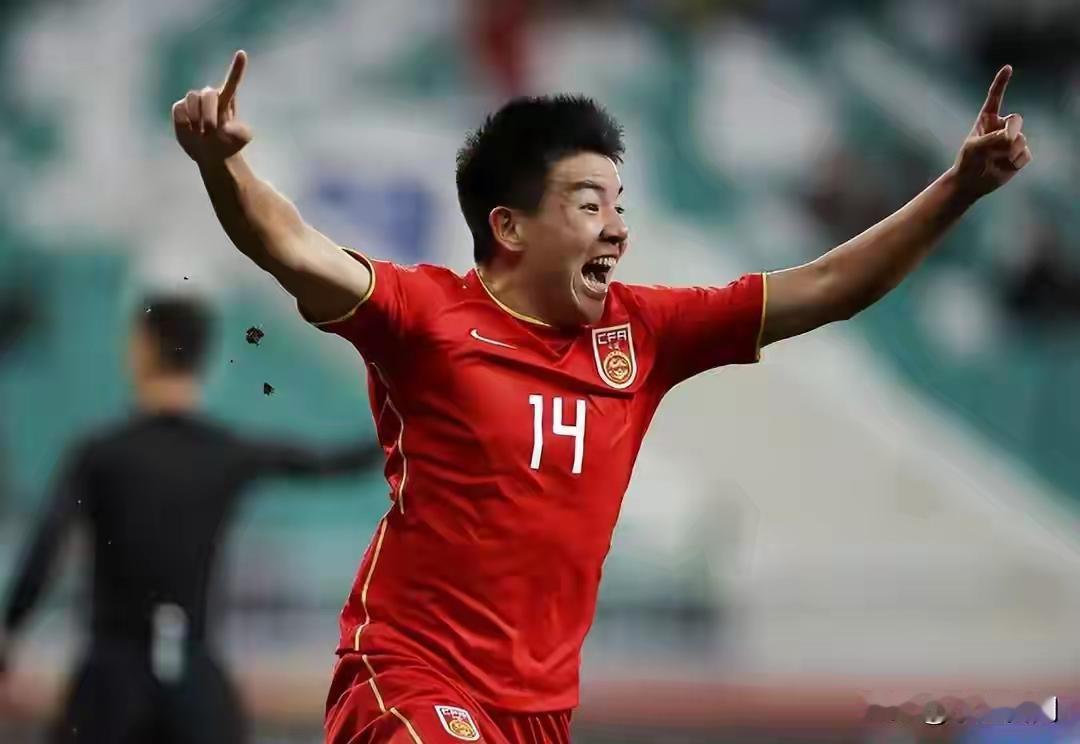 徐彬带女朋友去英国打球，有网友提出质疑：才21岁就谈女友，没结婚就带出国在一起。