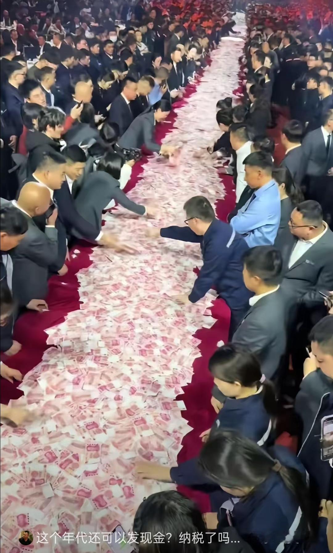 河南老板太疯了！赚2.6亿豪掷1.7亿发年终奖，长桌堆现金数多少拿多少，这格局真