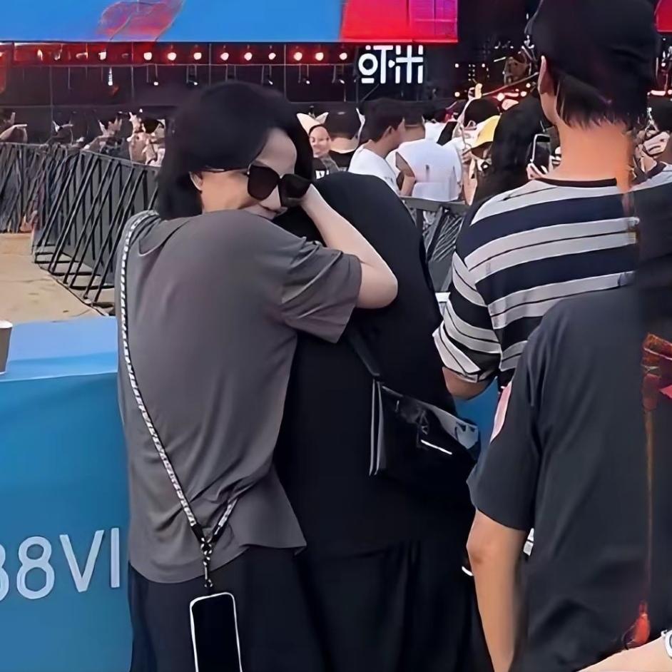 王菲普扑进瑞恩怀里？今天有空看了一下虾米音乐节那天的视频，根本不是网上说的那样啊