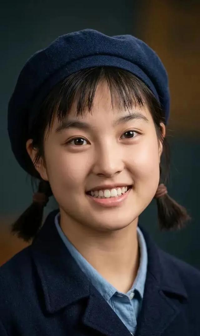 我妈不是刘晓庆的粉丝，她刷手机刷到一张刘晓庆的抓拍，把手机举到我面前说你看她都七