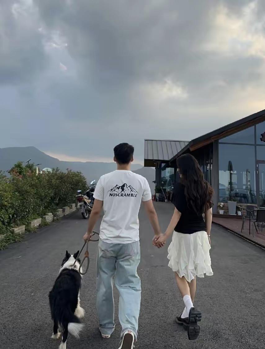 村里一对40岁出头的夫妻，直接把炒股过成了别人向往的神仙日子。两人不用上班、不
