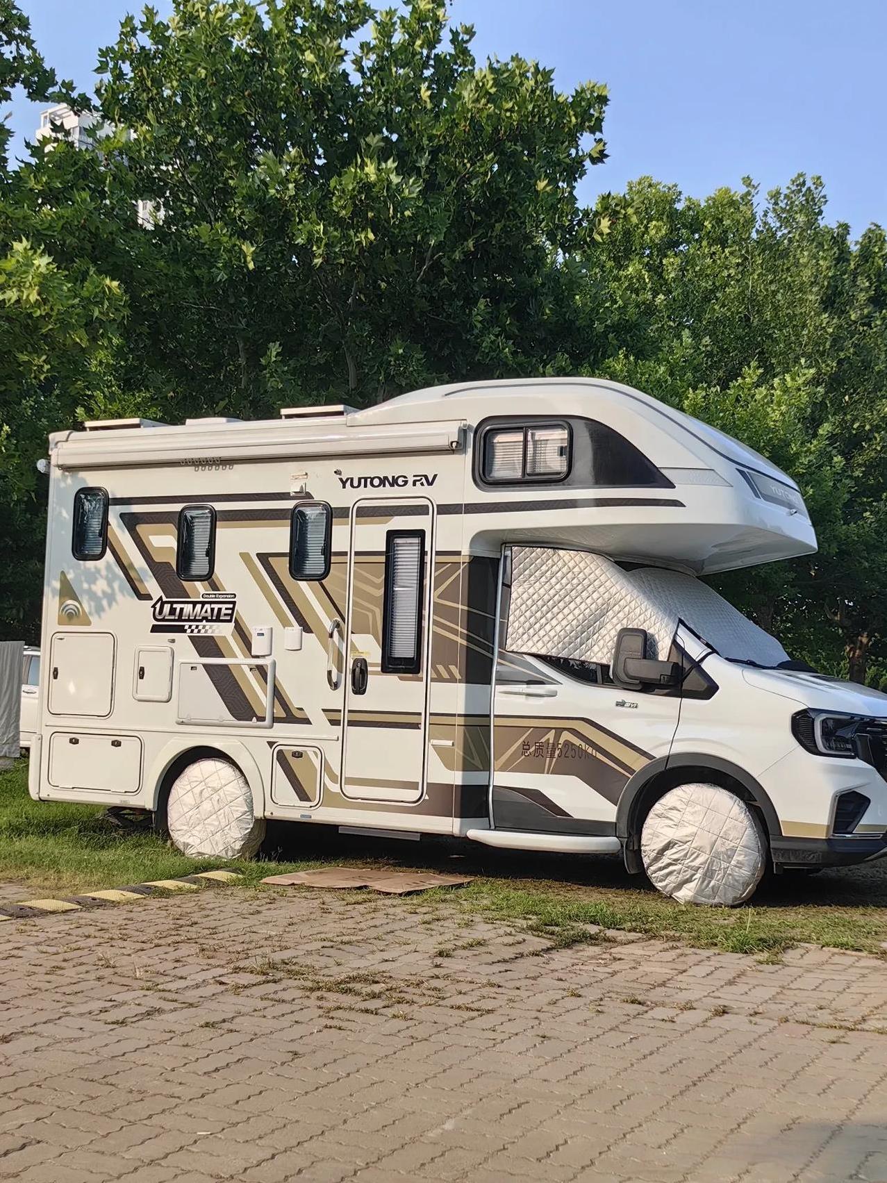 现在是旅游旺季，海边的公园里停着许多这样的房车。在我的认知里，这样的自驾游其实