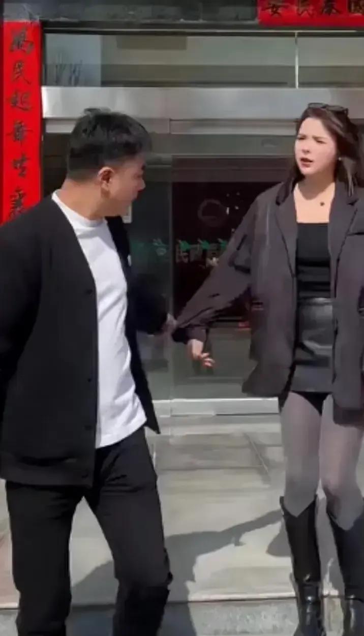 民政局门口那女的刚领完离婚证就小声问前夫能不能吃顿饭，男的甩了句没必要转身就走，