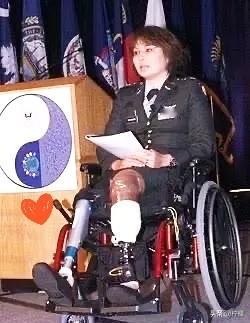 民主党女议员、飞行员塔米·达克沃斯在战斗中受了伤，后来失去了一条腿。可万斯副总